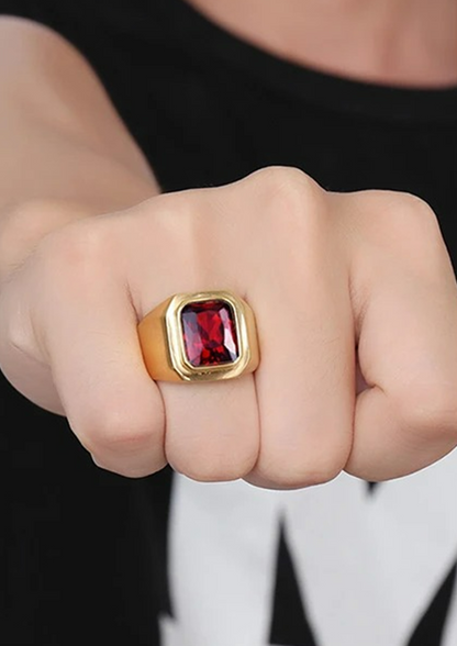 Anel Masculino Allen de Aço Dourado Com Zircônia Vermelha